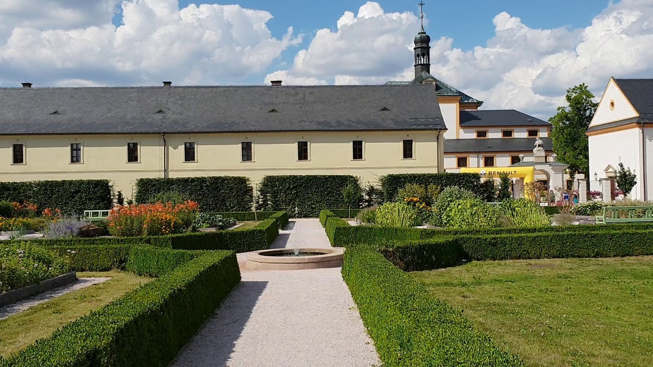 Kuks w Czechach, przyklasztorny wirydarz z roślinami leczniczymi.