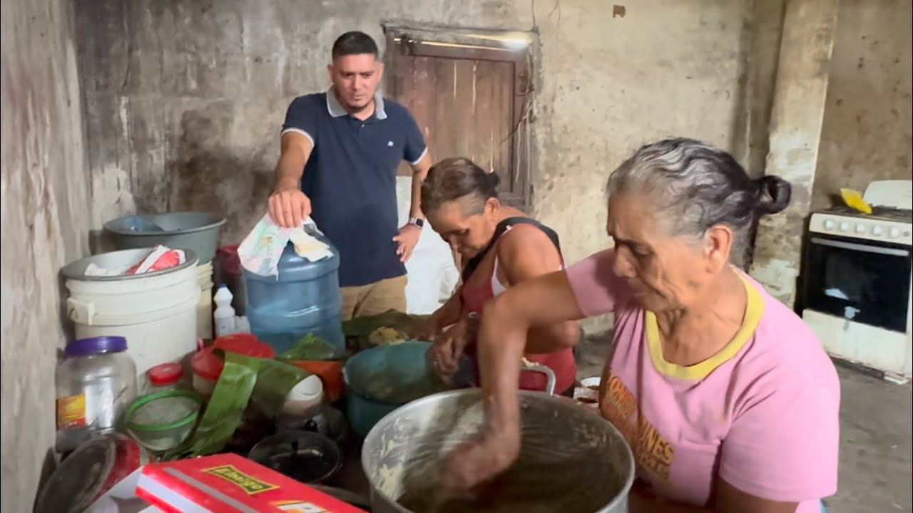 Tia Mauda Preparando Tamales con Doña Lucia..😁😁