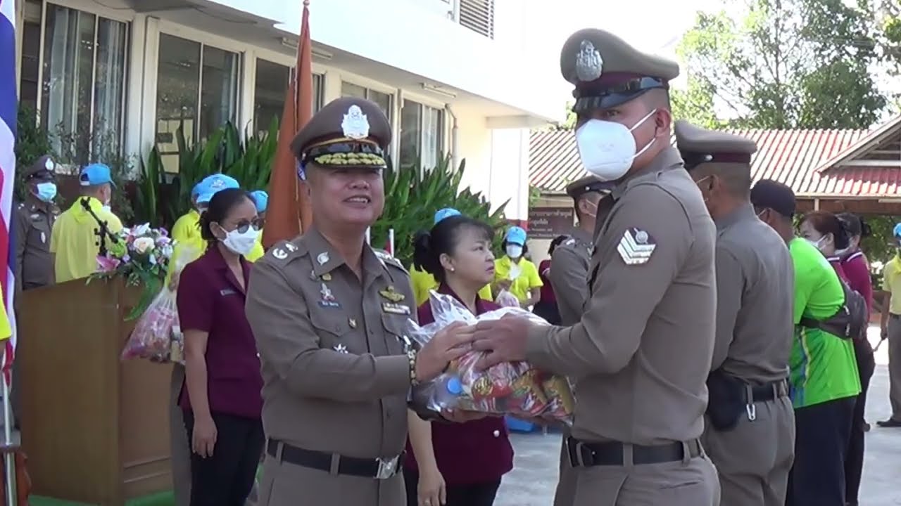 ผบก.ฯ พร้อมคณะมอบถุงยังชีพให้กับข้าราชการตำรวจที่ประสบเหตุอุทกภัย สภ.โกสุมพิสัย
