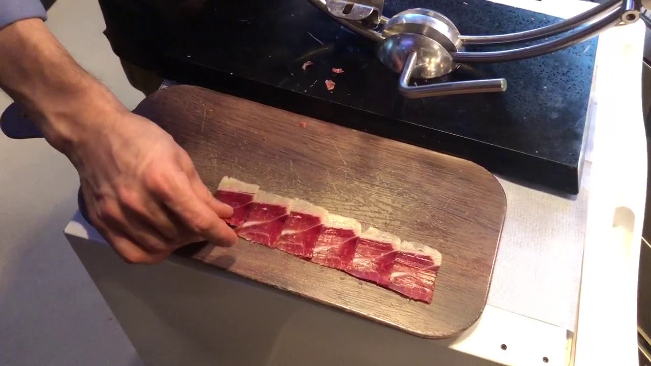 *Corte de *jamón emplatado en tabla rectangular