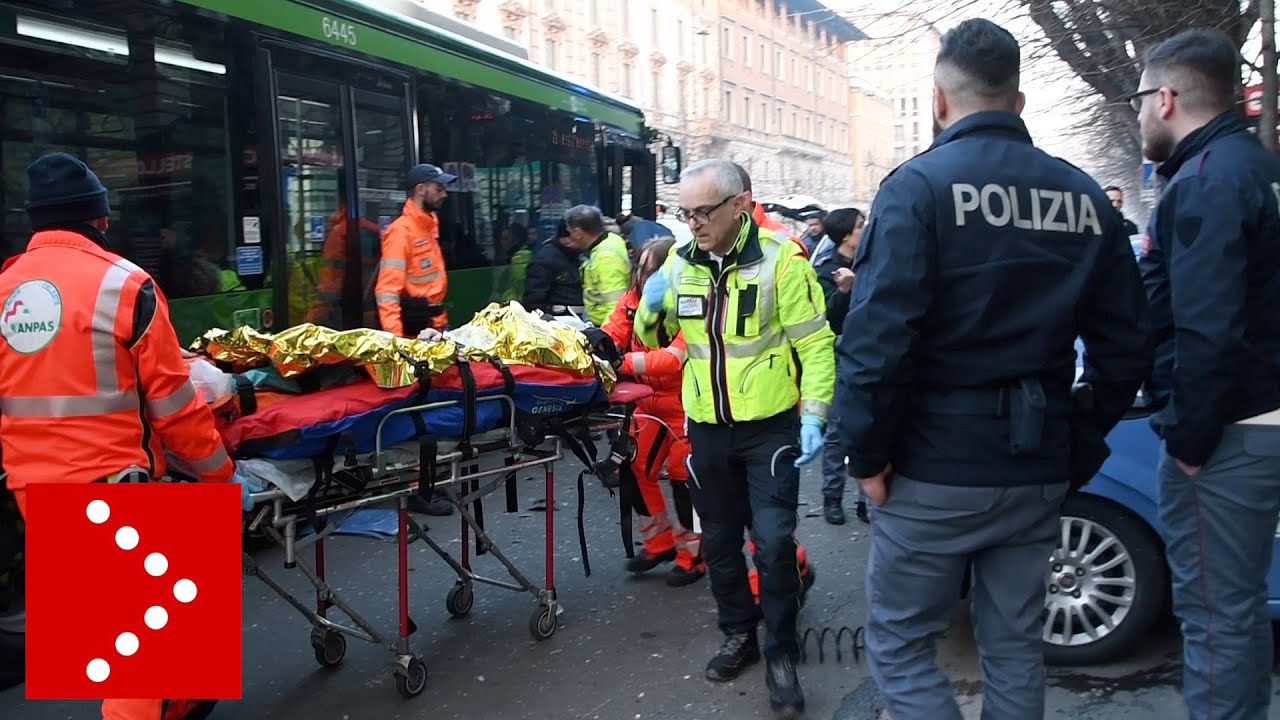 Autobus travolge auto polizia in piazzale Cadorna: le immagini dei soccorsi