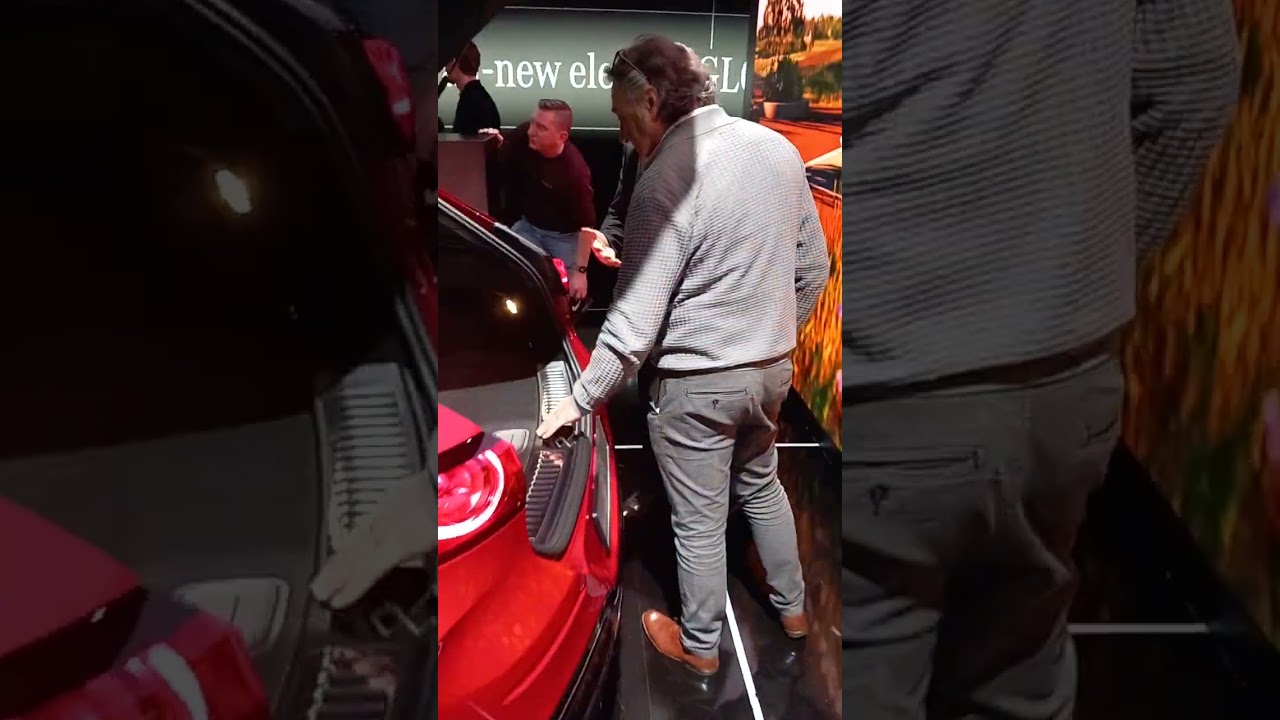Simon pyapyane au salon de l'auto à Bruxelles Chapitres 2