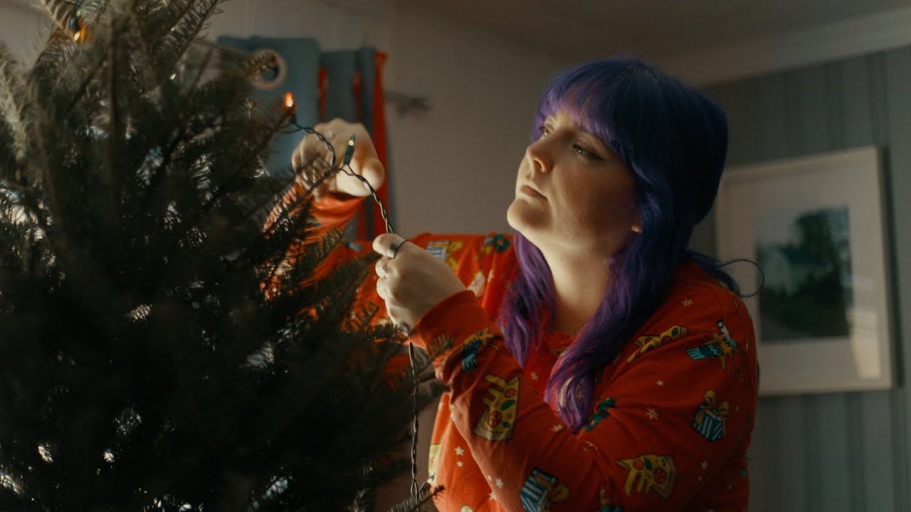 Decorating a tacky Christmas tree