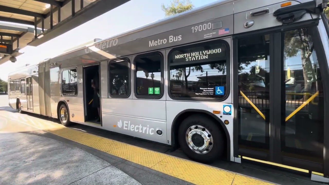 BYD K11M 19000 departs van Nuys station