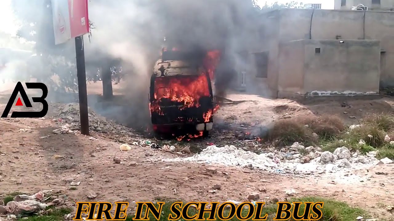 Sadiqabad Bus ko Aag kesay lagi