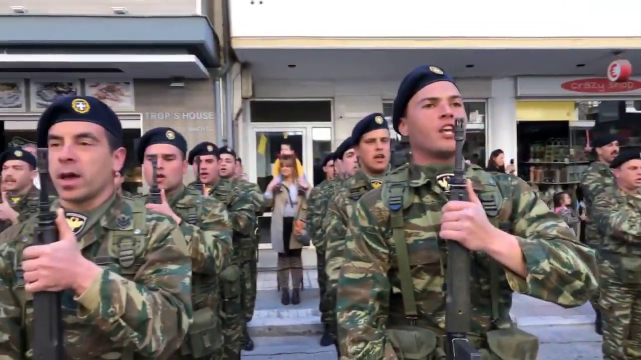 Ο Εθνικός Ύμνος λίγο πριν την παρέλαση στην Αλεξανδρούπολη