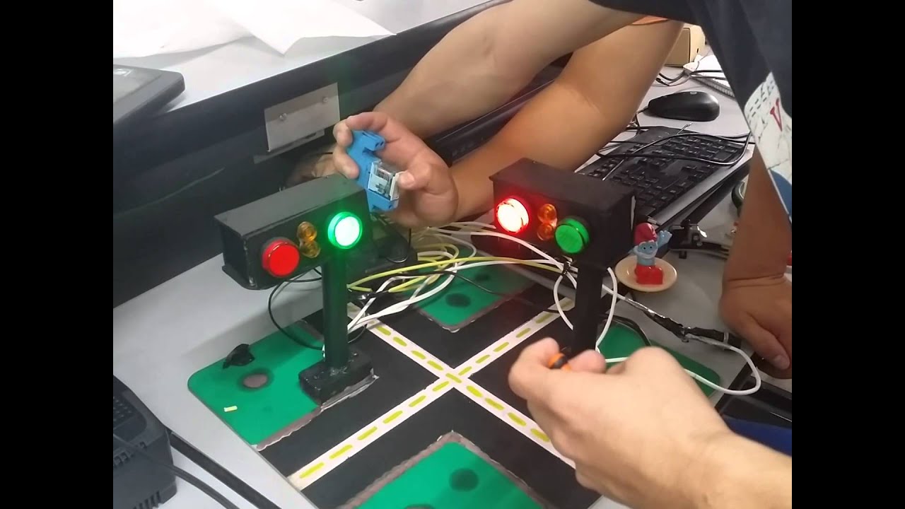 CONTROL DE 2 SEMAFOROS CON PLC LOGO SIEMENS CETI 2015
