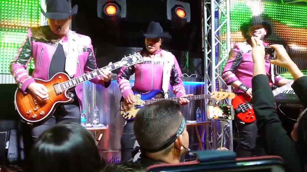 Bronco en vivo - que no quede huella en modesto California 