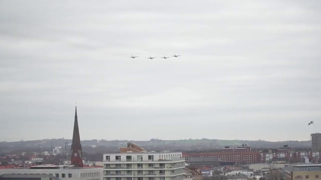 Se när Herkulesplanen flyger över Skåne i formation som en julgranskula LIVE: