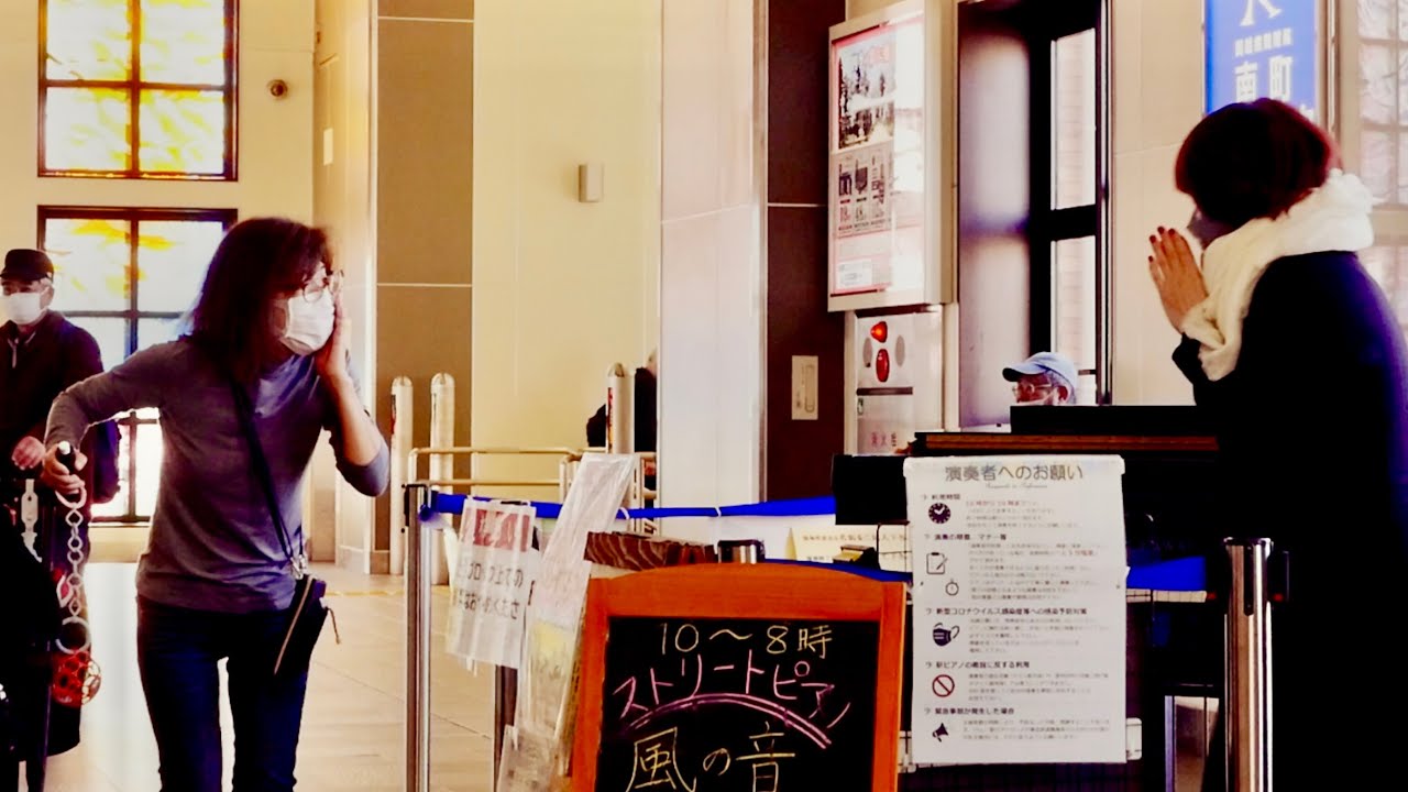 【奇跡】誰もいないピアノで「M」を演奏したら感動した一人の女性が近づいてきて・・・