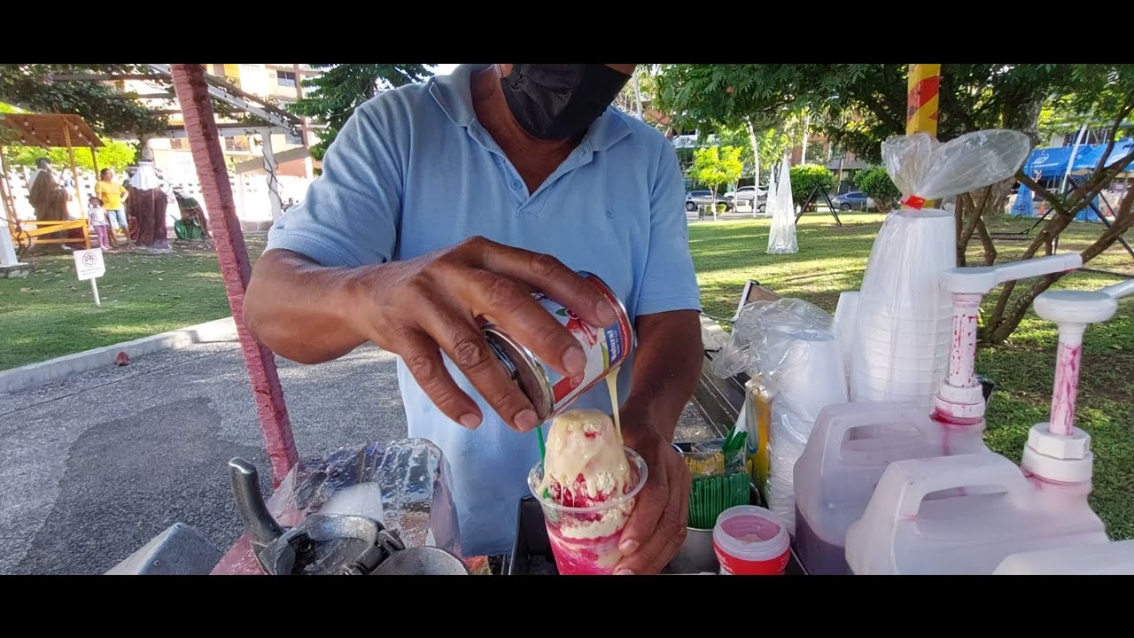 Panameño enseña a Nicas truco para raspado en Nicaragua