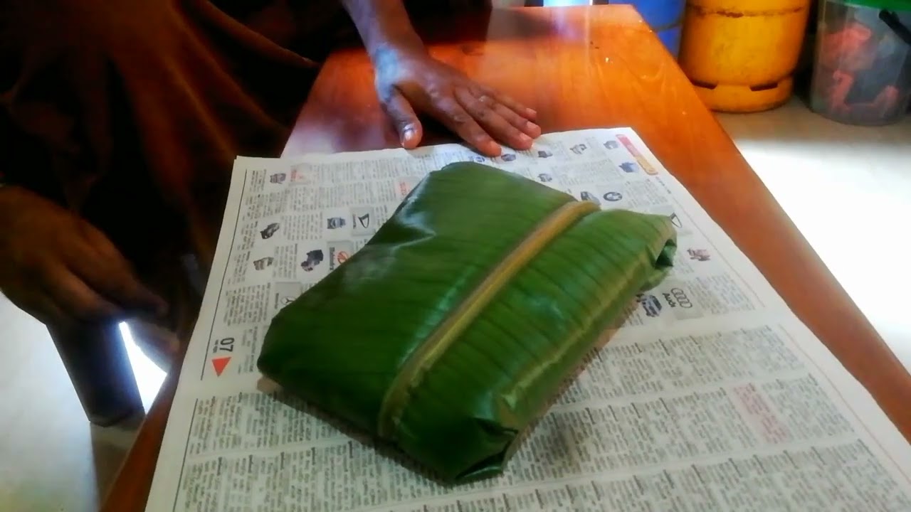 කෙසෙල් කොළේ නිවරදිව බත් එක ඔතමූ.