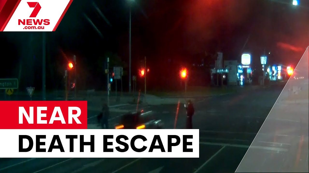 Pedestrians escape death in Mornington red light crash | 7NEWS