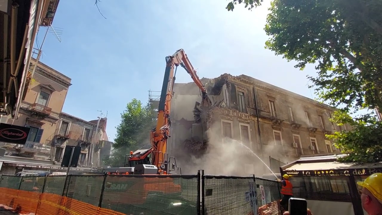 Metropolitana di Catania - Demolizione edificio di via Castromarino