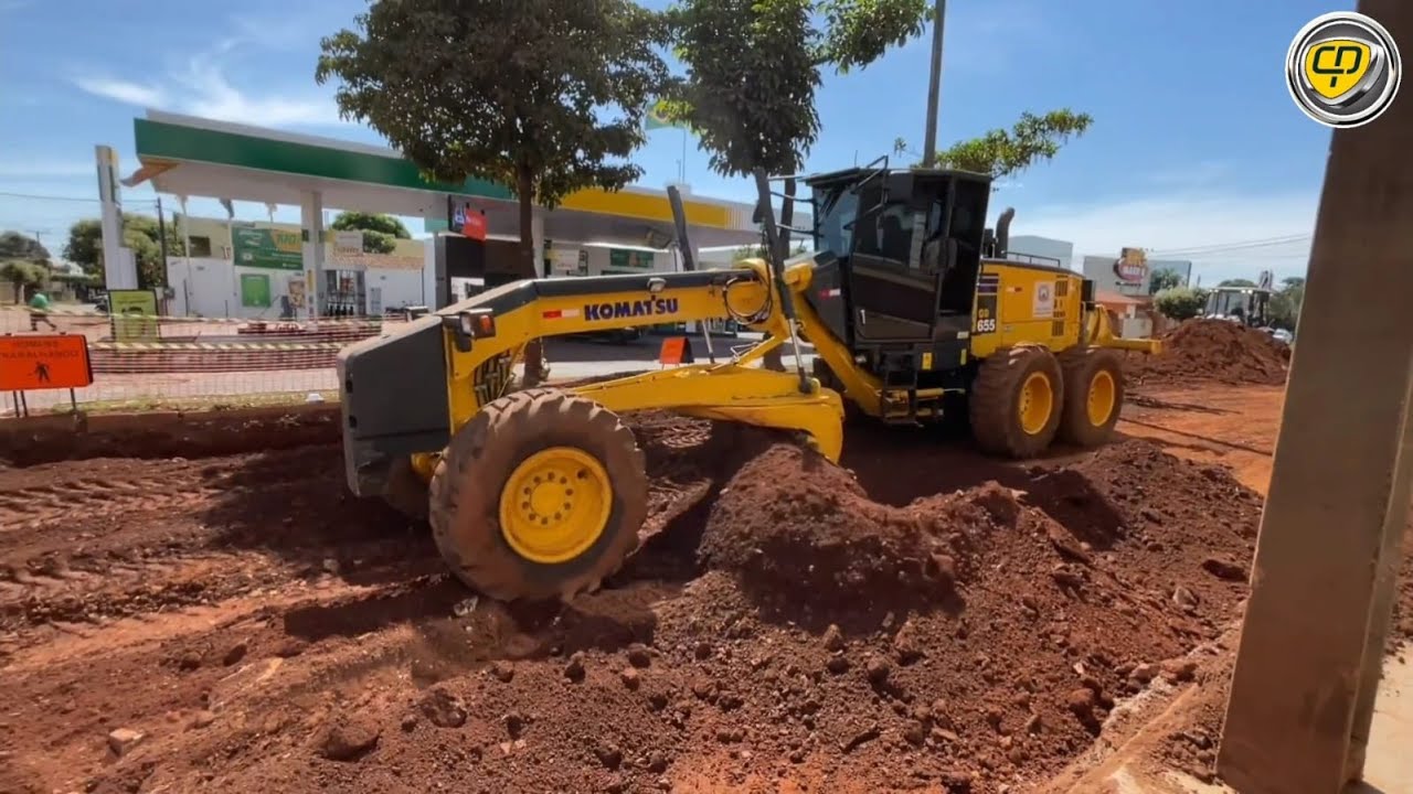 PATROL PREENCHENDO RUA/Motoniveladora/Patrola/Road Grader/Motor Grader/Niveleuse GD655 Komat'su.