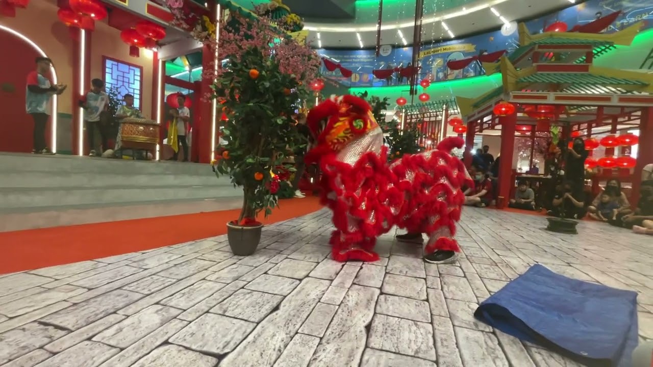 Lion dance competition at( Lalaport)