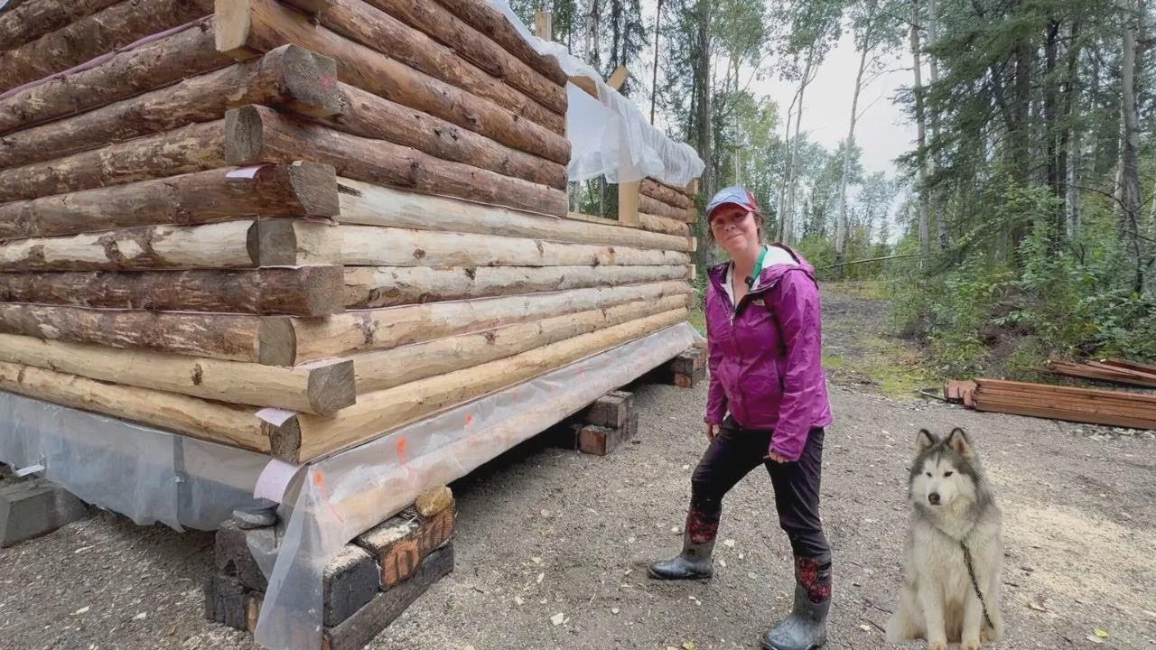 Sie baut ihre Hütte allein – und wohnt in einer Kuppel! Komplette Tour
