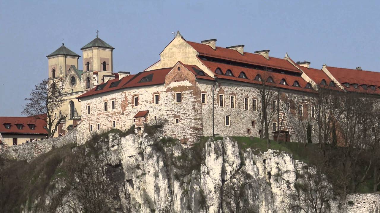 Bielańsko-Tyniecki Park Krajobrazowy z klasztorami w tle w 4K, Polska