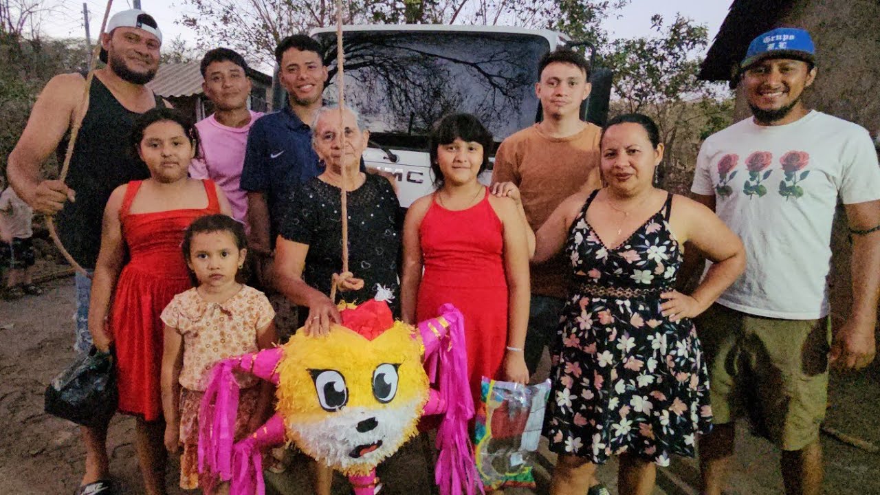 Feliz mi mamá al kebrar la piñata llego el imbitado 