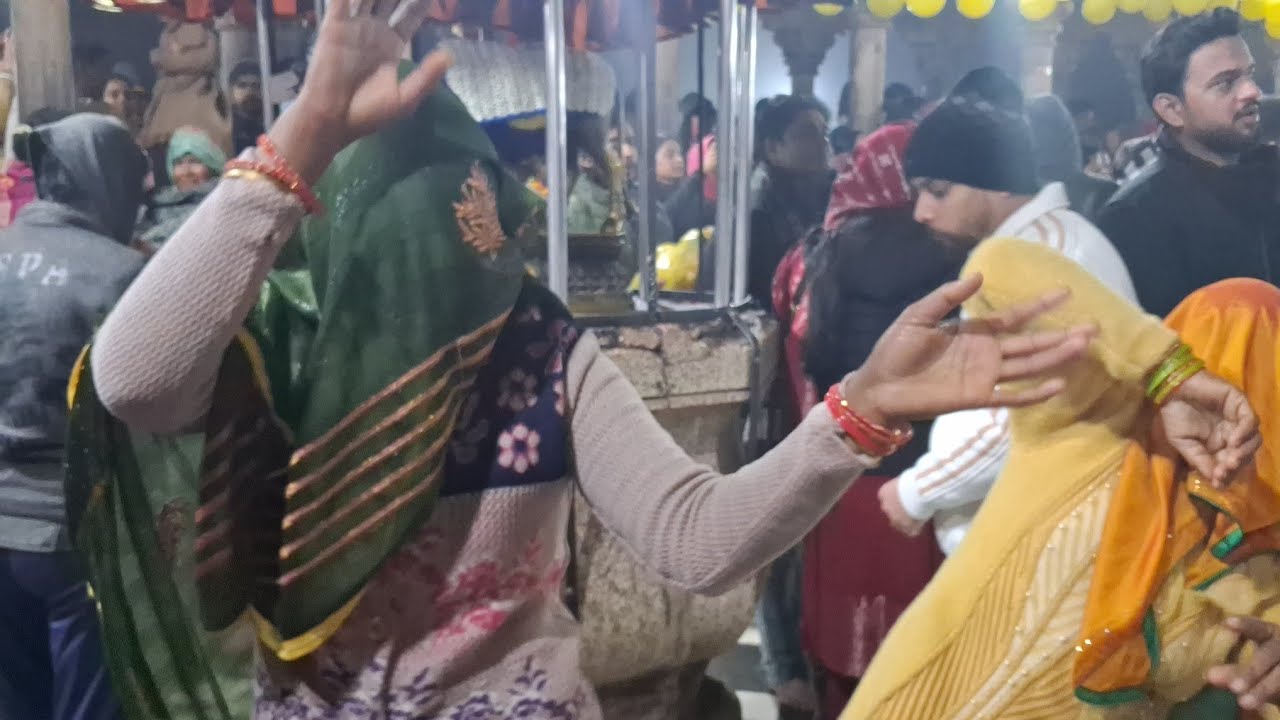 मंगला में ब्रजवासी माताओं का सुंदर नृत्य 