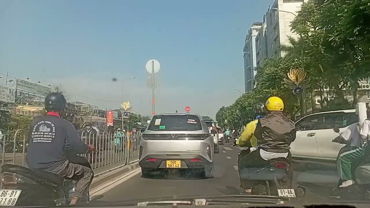 23,1,2026:Camera.Hành trình chạy xe công nghệ tada-taxi những nẻo đường SàiGòn nhiều người, rùng xe.