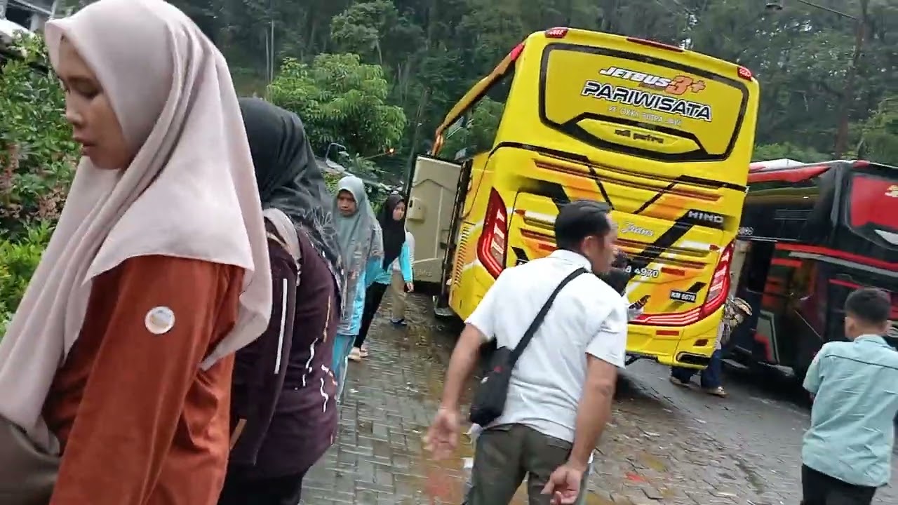 Pilih-pilih berbelanja bunga-bunga yang memang indah dan cantik sebagai oleh-oleh di pasar Dewi Sri