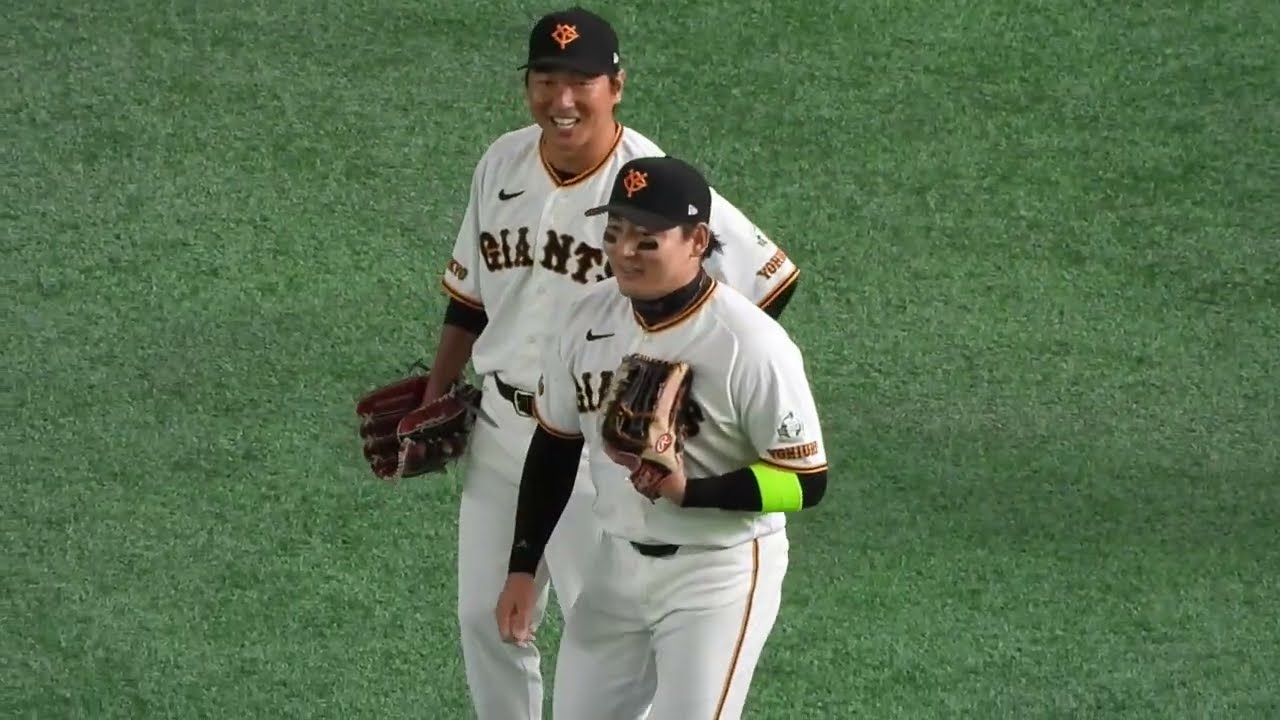 長野久義の引退試合 試合前にライト守備につきファンの声援に応える‼︎ 巨人vs北海道日本ハムファイターズ