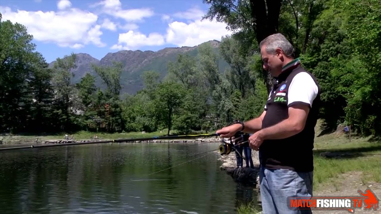 Gino Soffritti spiega la tecnica di pesca a bombarda in lago