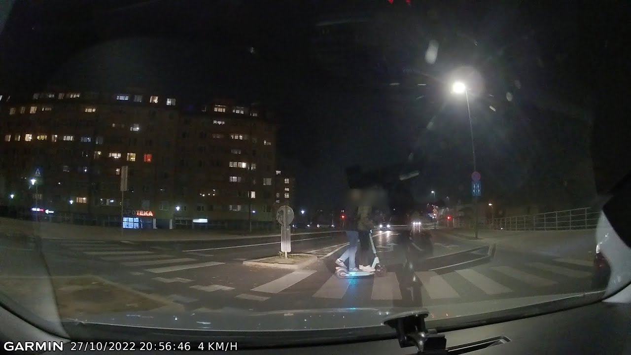 Driving mistakes #3: Dangerous situation for passengers on the pedestrian crossing!