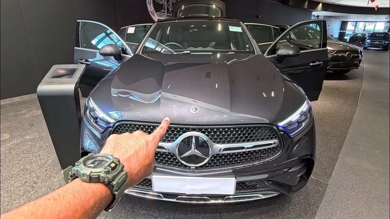 Вид от первого лица! MERCEDES-BENZ GLC350e Купе в графитово-сером цвете с черной кожаной обивкой.