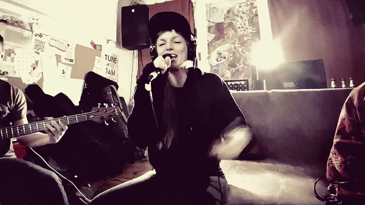 The Headphone 🎧  Sessions: TuneUP S.C. meets Lisaholic: Schaufensterpuppe