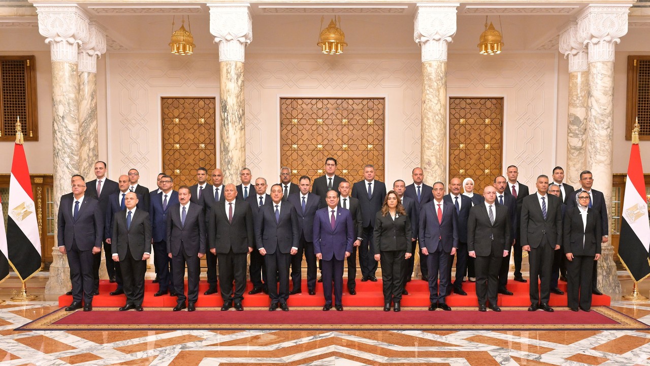 الرئيس عبد الفتاح السيسي يشهد حلف اليمين الدستورية للمحافظين الجدد ونوابهم ويعقد معهم اجتماعًا
