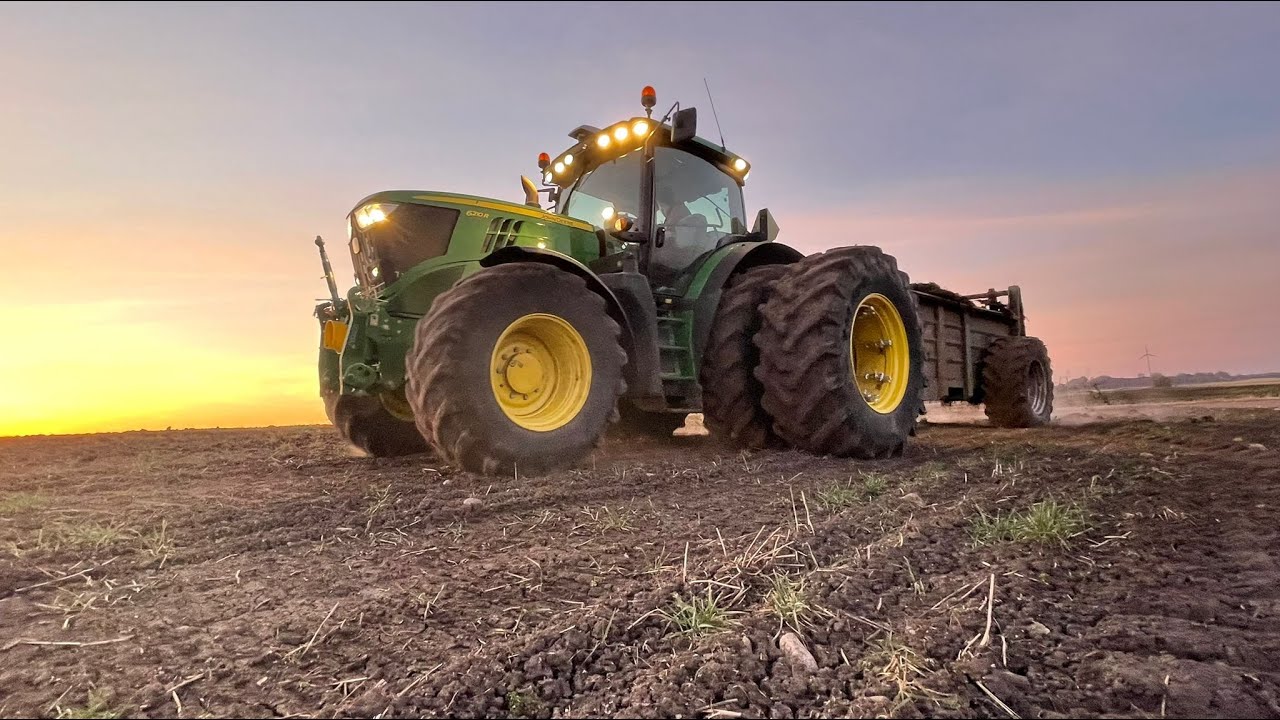 Manure spreading with JohnDeere (Farming in Sweden)