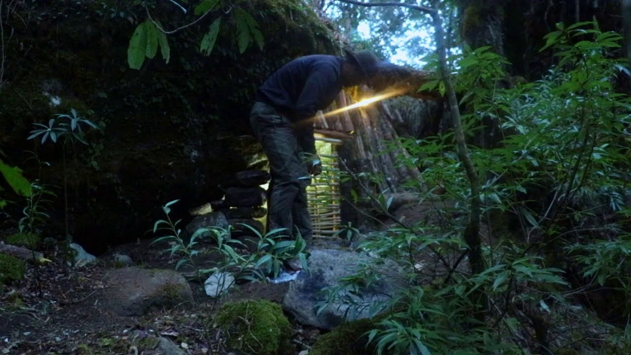 Primitive Cave Shelter. Bushcraft Camping. Campfire Cooking. ASMR.