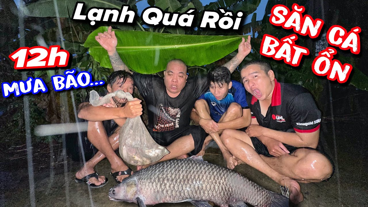 Thánh Xàm lạnh run người khi cùng team dầm mưa bắt cá để làm bữa cơm đạm bạc miền tây này