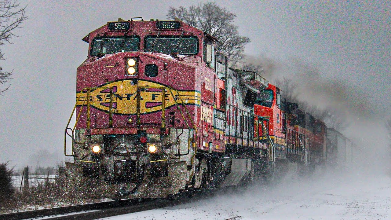 BNSF 552 leads the Paducah Local 