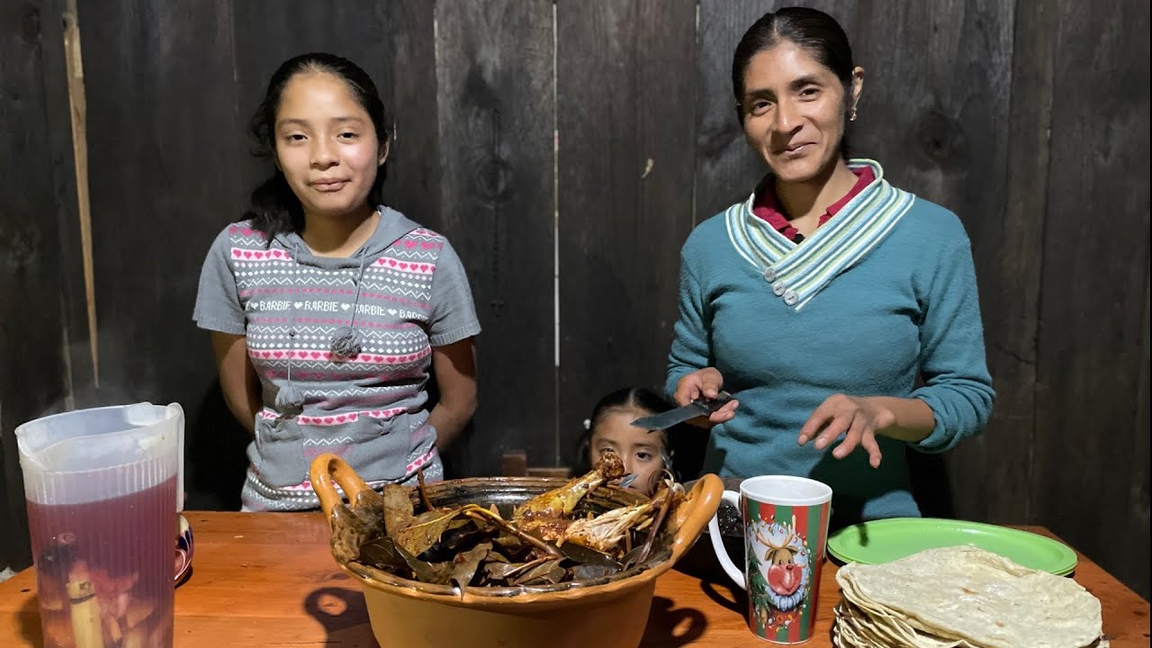 Pollo adobado cocido en hoyo de tierra, estilo barbacoa | Cena de año nuevo 2023