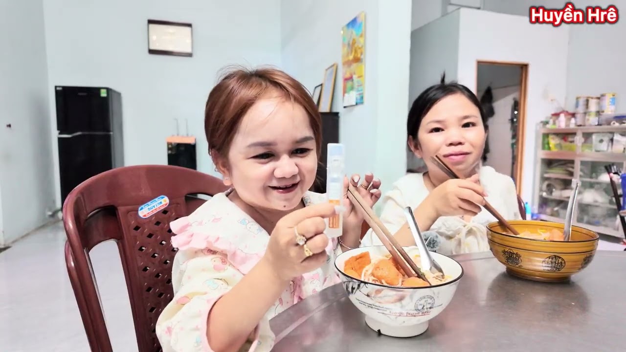 Huyền Hr&ecirc; v&agrave; C&ocirc; Chủ Nhỏ chốn đột nhập hai ch&agrave;ng trai