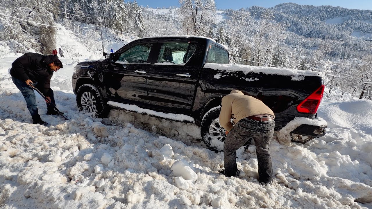 Kaise  kiya humne apni Hilux ko snow se RESCUE | Survival in Extreme Snow