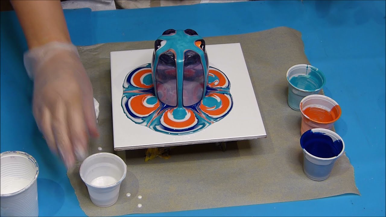 #143Pouring avec un verre renversé : une jolie fleur !J'utilise un plateau tournant/Version Français