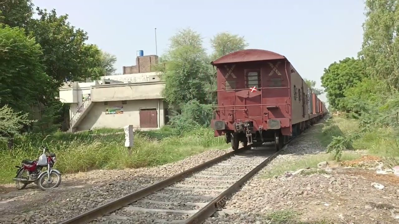Geu-20 4554 seven sharif up train crossing 47 up Rehman baba express HGmu30 8228 in fsd