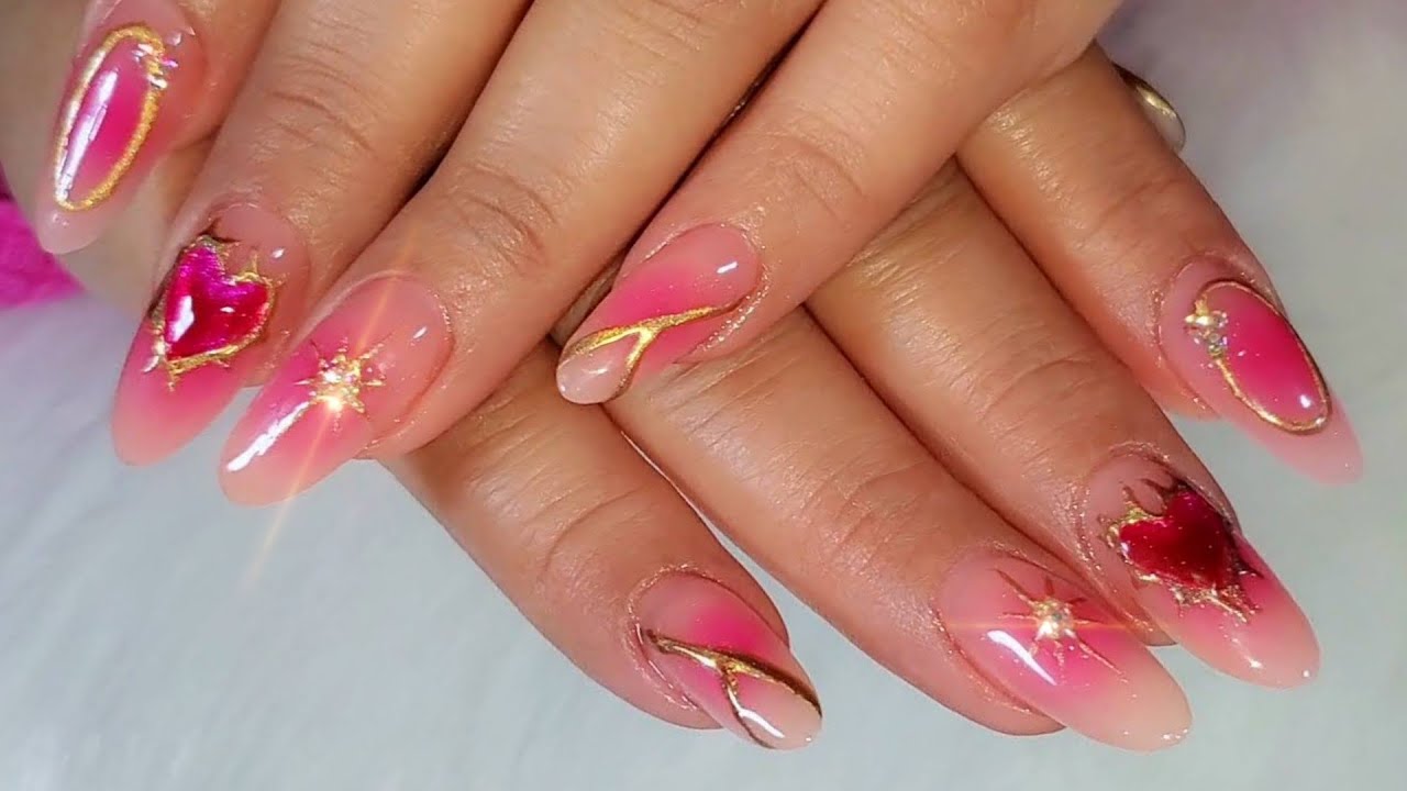 Uñas de moda con corazón y relieves