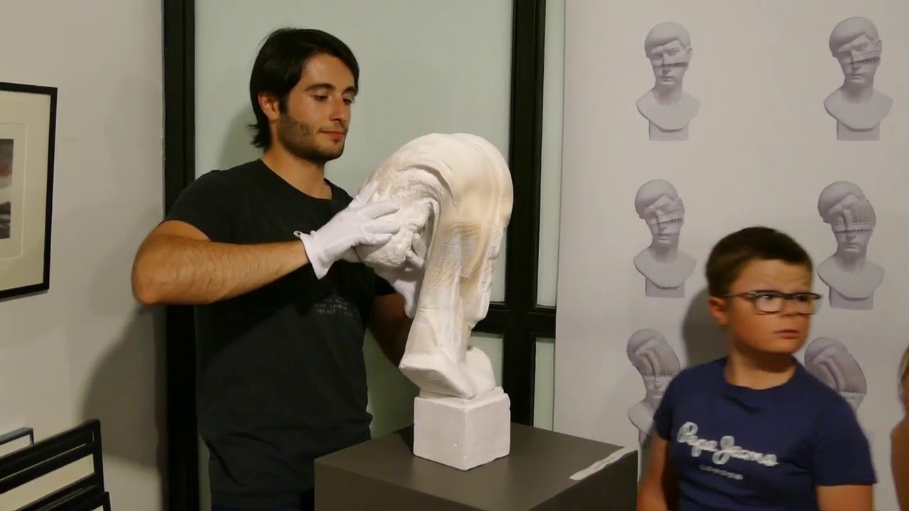 Li Hongbo au mus&eacute;e du papier d'Angoul&ecirc;me