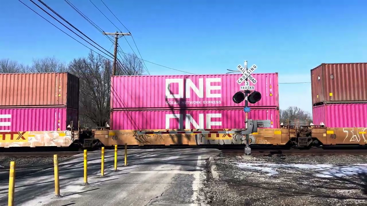 Norfolk Southern 4131 leads intermodal 