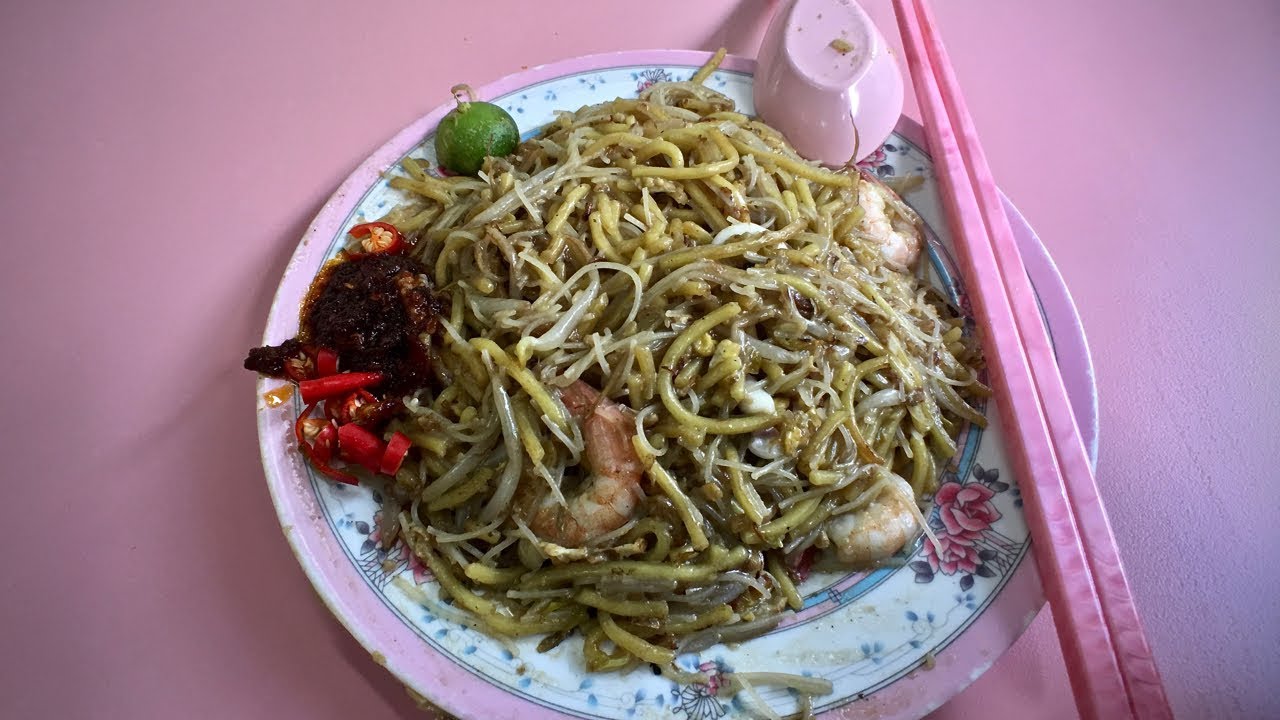Great FRIED HOKKIEN MEE at Golden Mile Food Centre! (Singapore street food)