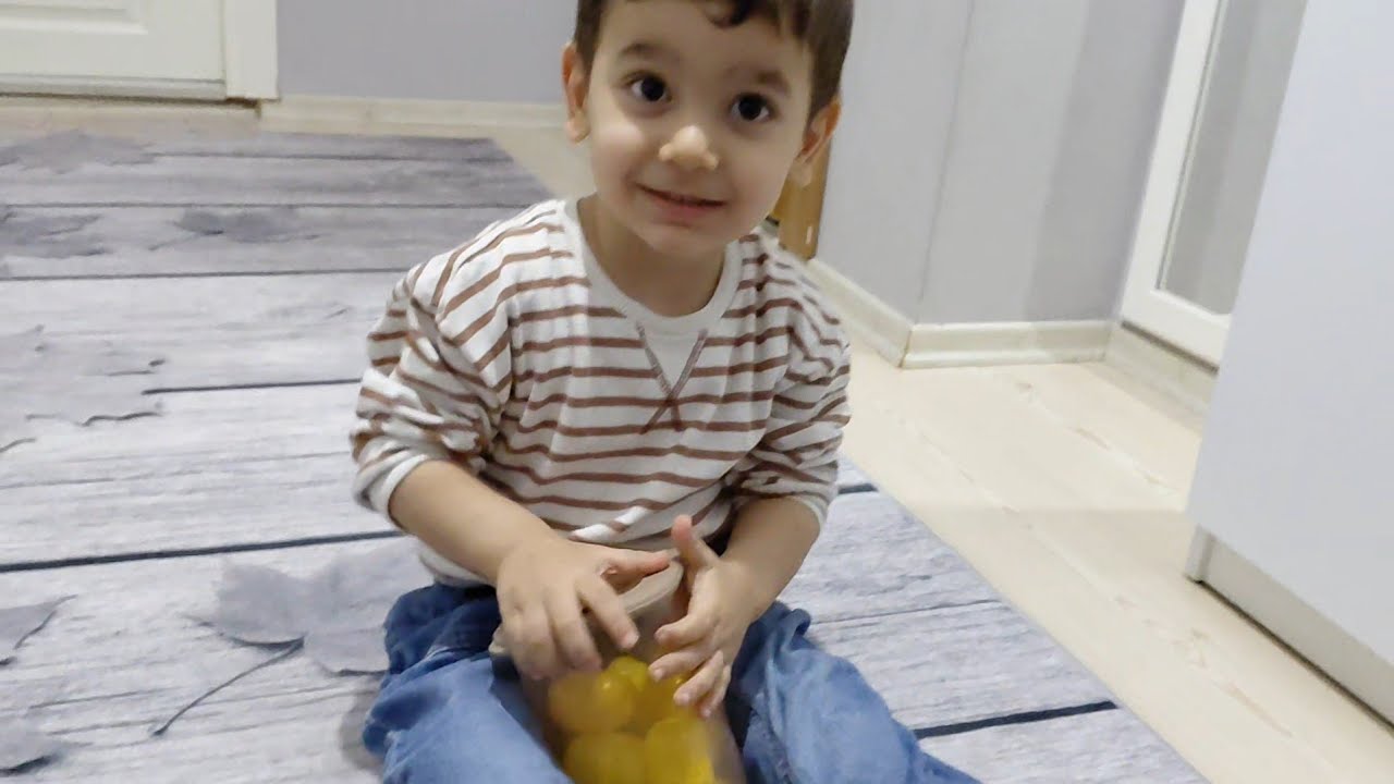 Faruk karışık yumurta topları açtı,içinden supriz oyuncaklar çıktı 