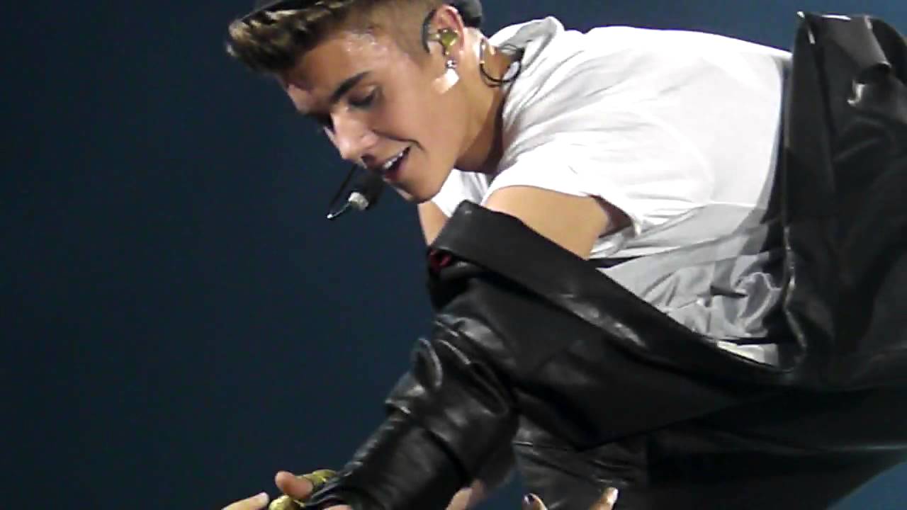 Fans help take Justin's jacket off / She Don't Like the Lights / Rack City - NJ