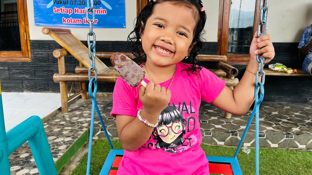 NON RAISA BERMAIN AYUNAN SAMBIL MAKAN ESKRIM