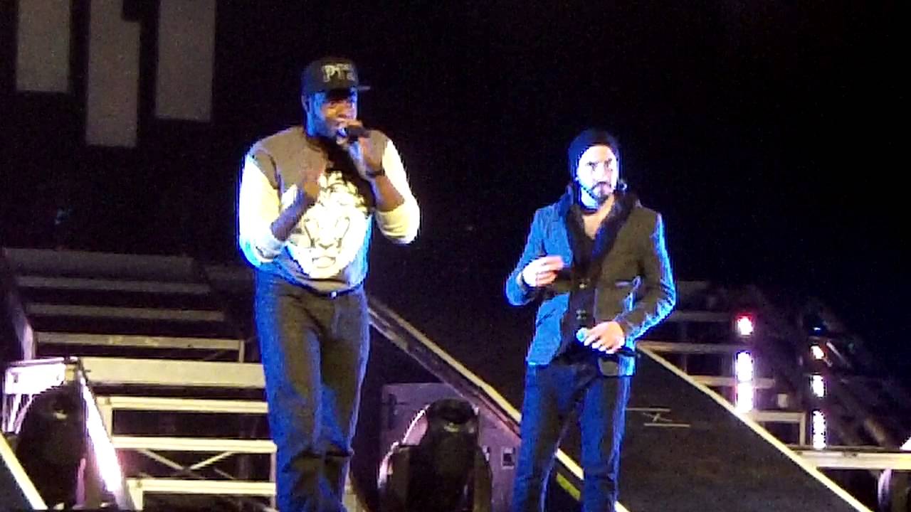 Pentatonix Crowd singing 