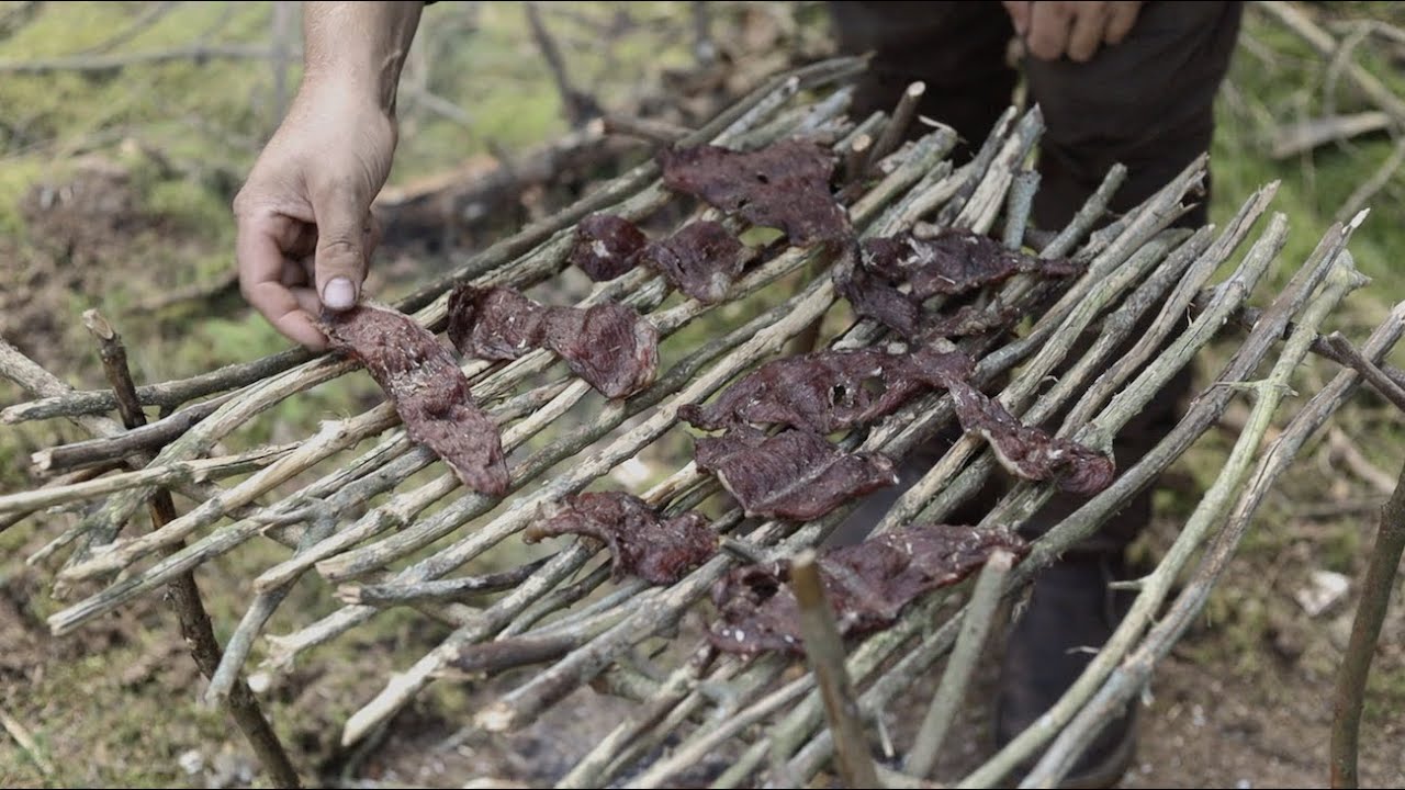 3 days solo bushcraft trip - drying meat, beach and forrest, bedroll, sleeping under the stars etc.